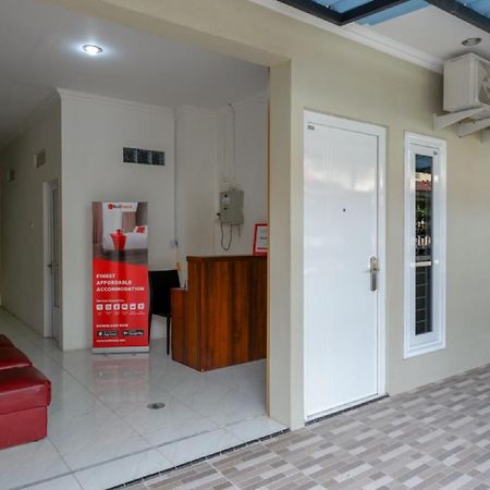 RedDoorz Hostel near Kota Lama Semarang Esterno foto