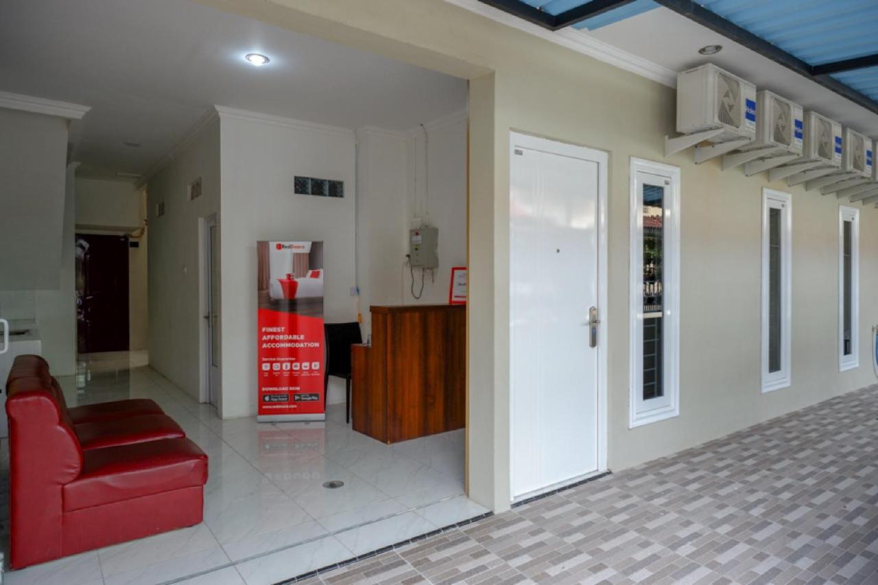 RedDoorz Hostel near Kota Lama Semarang Esterno foto
