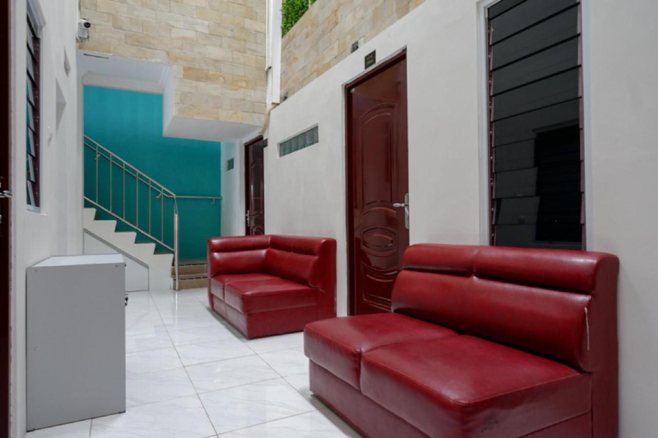 RedDoorz Hostel near Kota Lama Semarang Esterno foto