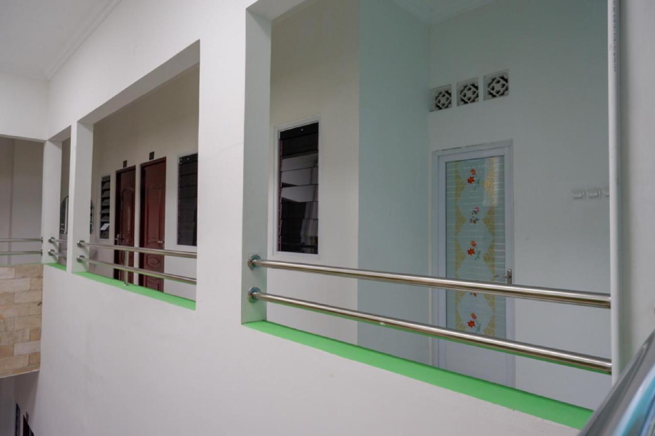 RedDoorz Hostel near Kota Lama Semarang Esterno foto