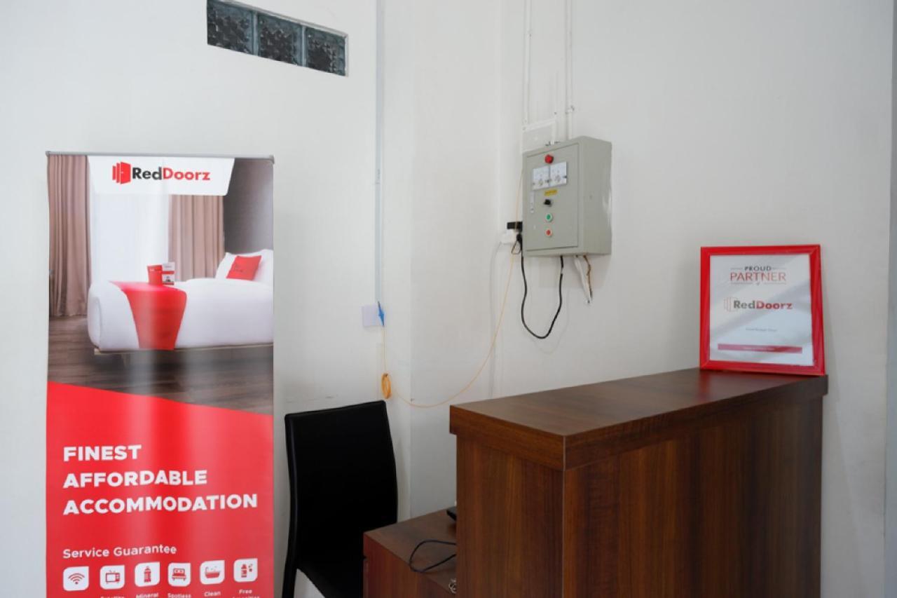 RedDoorz Hostel near Kota Lama Semarang Esterno foto