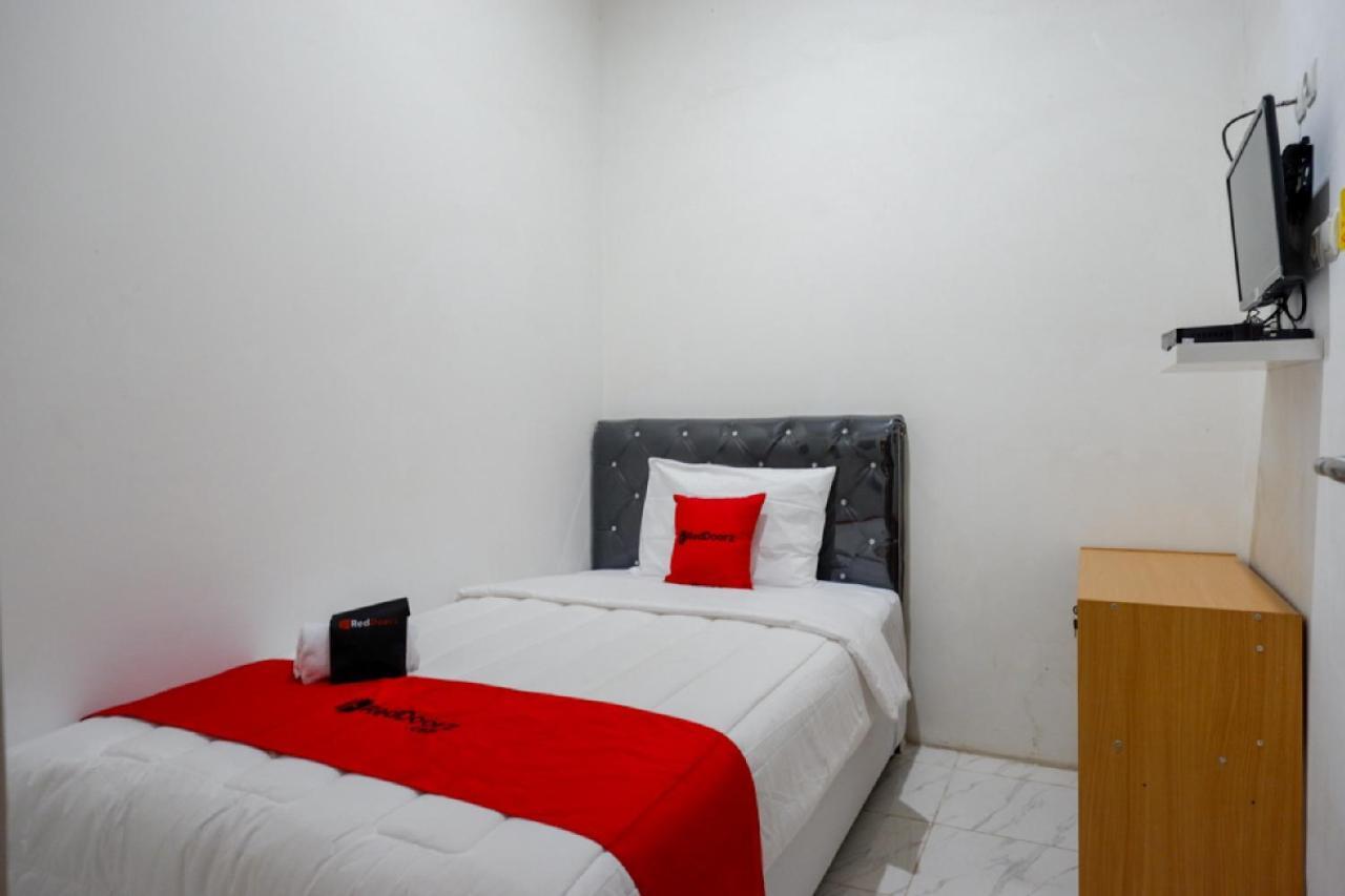 RedDoorz Hostel near Kota Lama Semarang Esterno foto