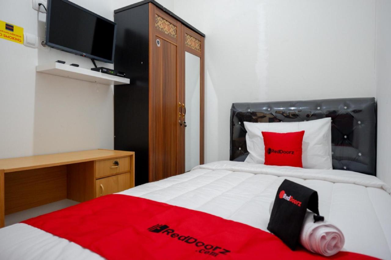 RedDoorz Hostel near Kota Lama Semarang Esterno foto