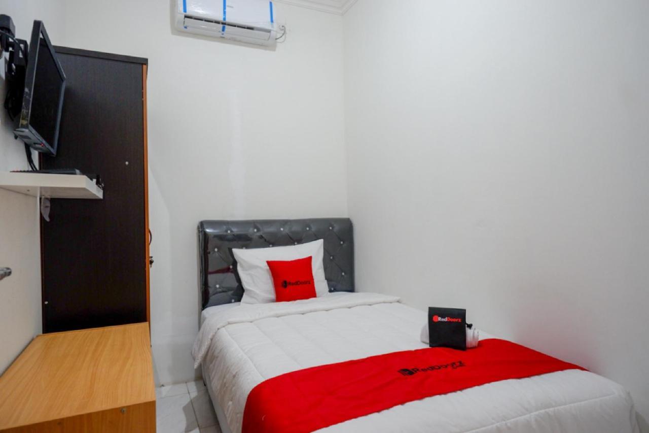 RedDoorz Hostel near Kota Lama Semarang Esterno foto