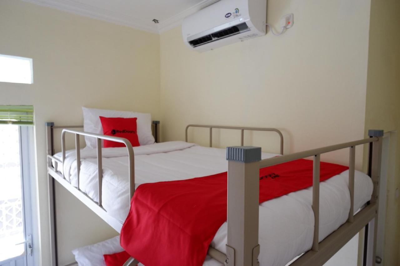 RedDoorz Hostel near Kota Lama Semarang Esterno foto