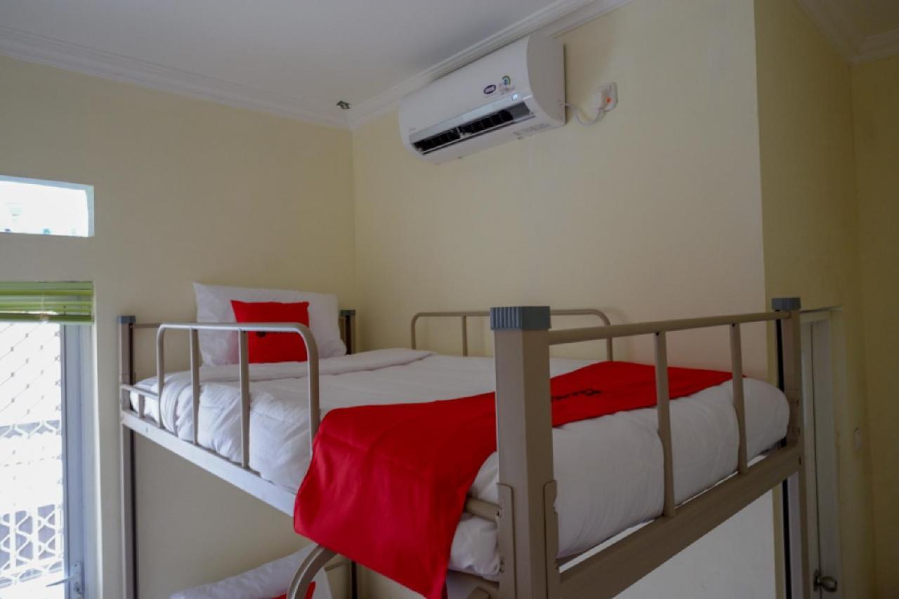RedDoorz Hostel near Kota Lama Semarang Esterno foto