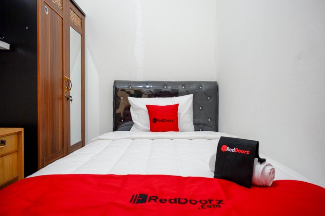 RedDoorz Hostel near Kota Lama Semarang Esterno foto