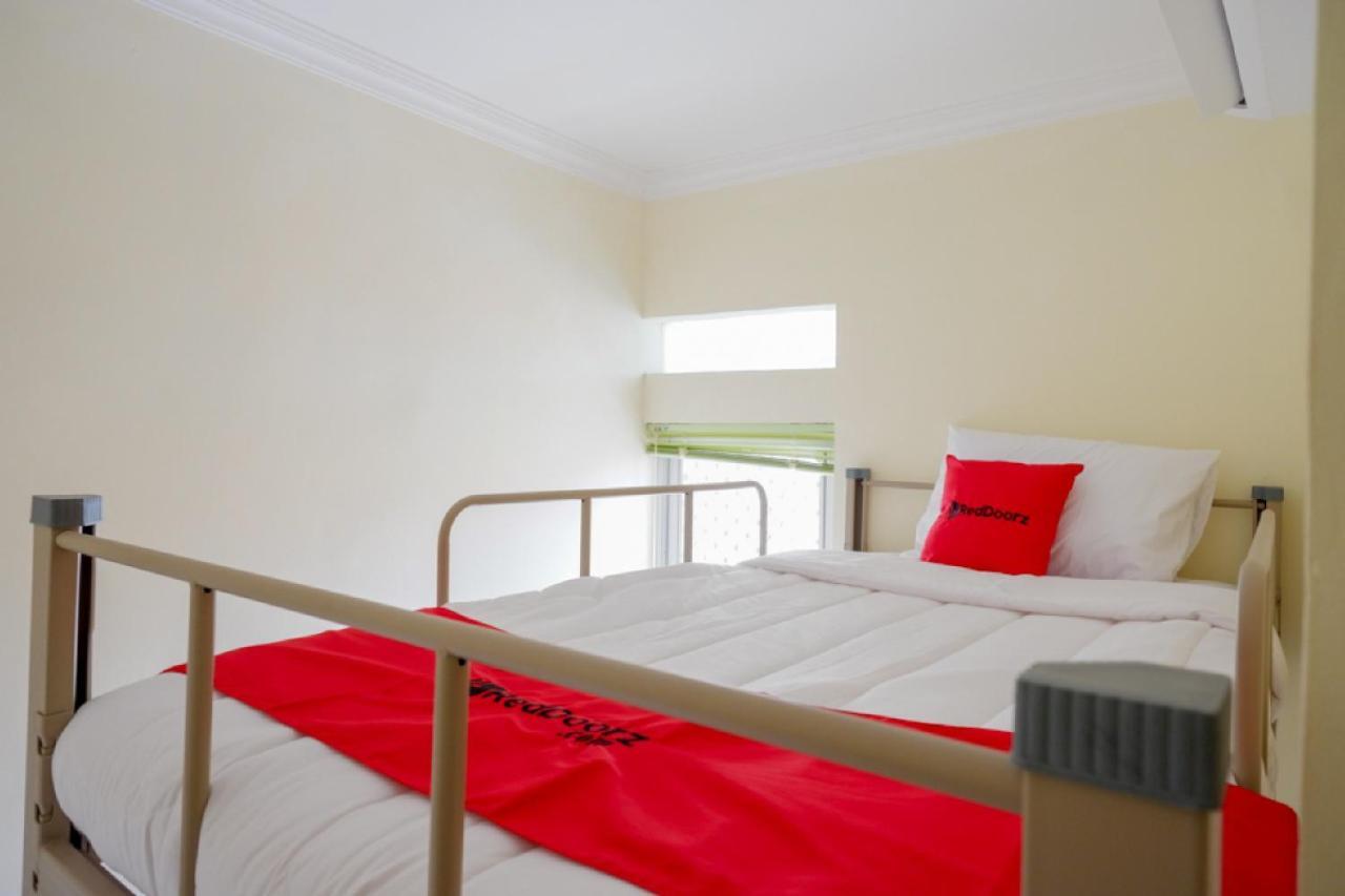 RedDoorz Hostel near Kota Lama Semarang Esterno foto