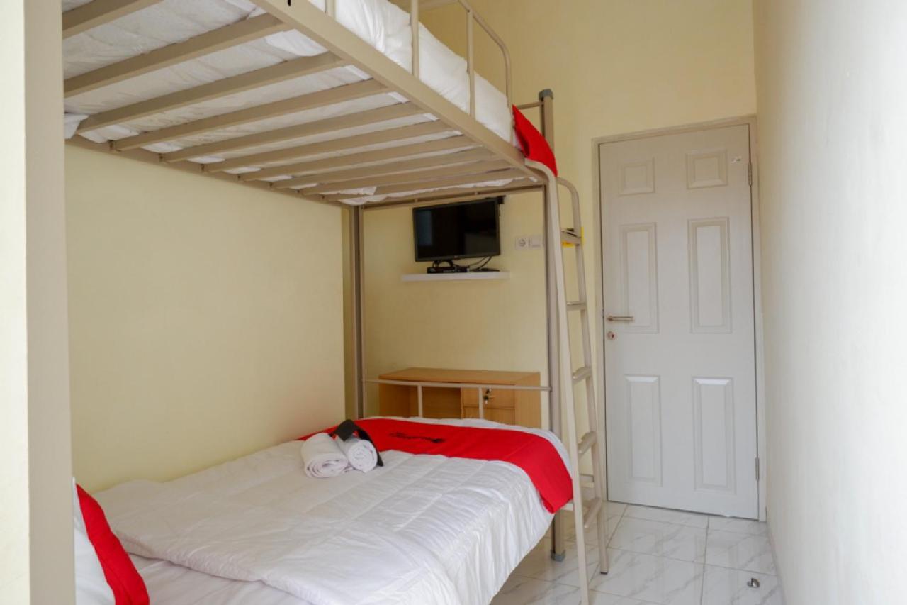 RedDoorz Hostel near Kota Lama Semarang Esterno foto