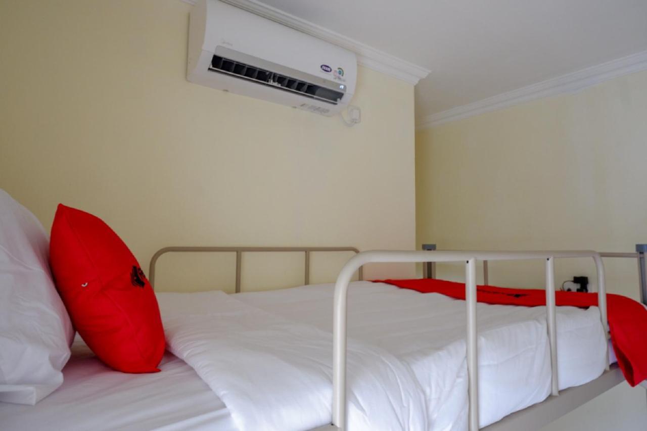 RedDoorz Hostel near Kota Lama Semarang Esterno foto