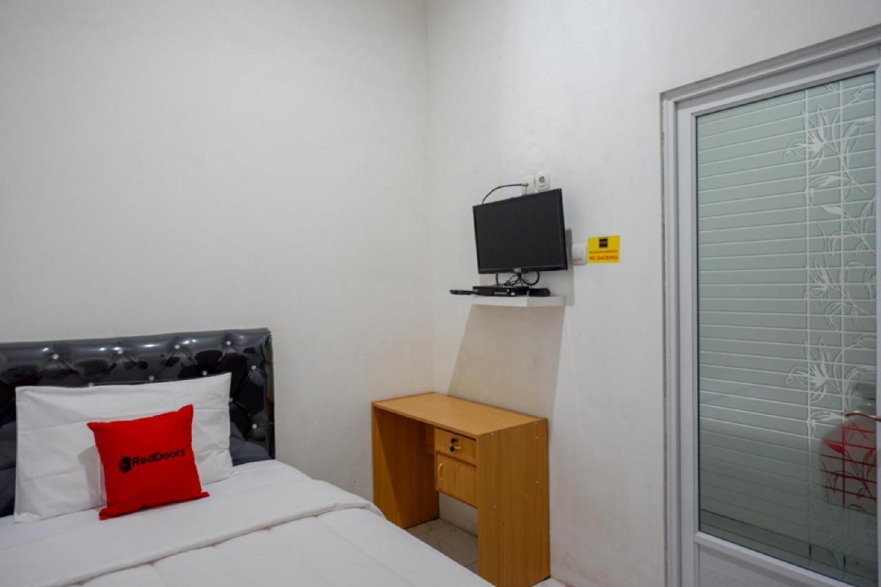 RedDoorz Hostel near Kota Lama Semarang Esterno foto