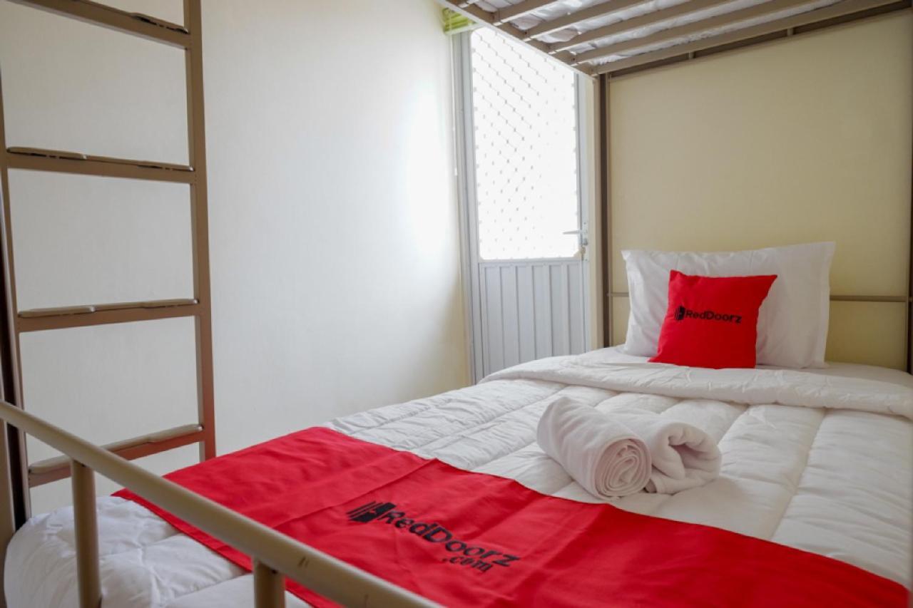 RedDoorz Hostel near Kota Lama Semarang Esterno foto