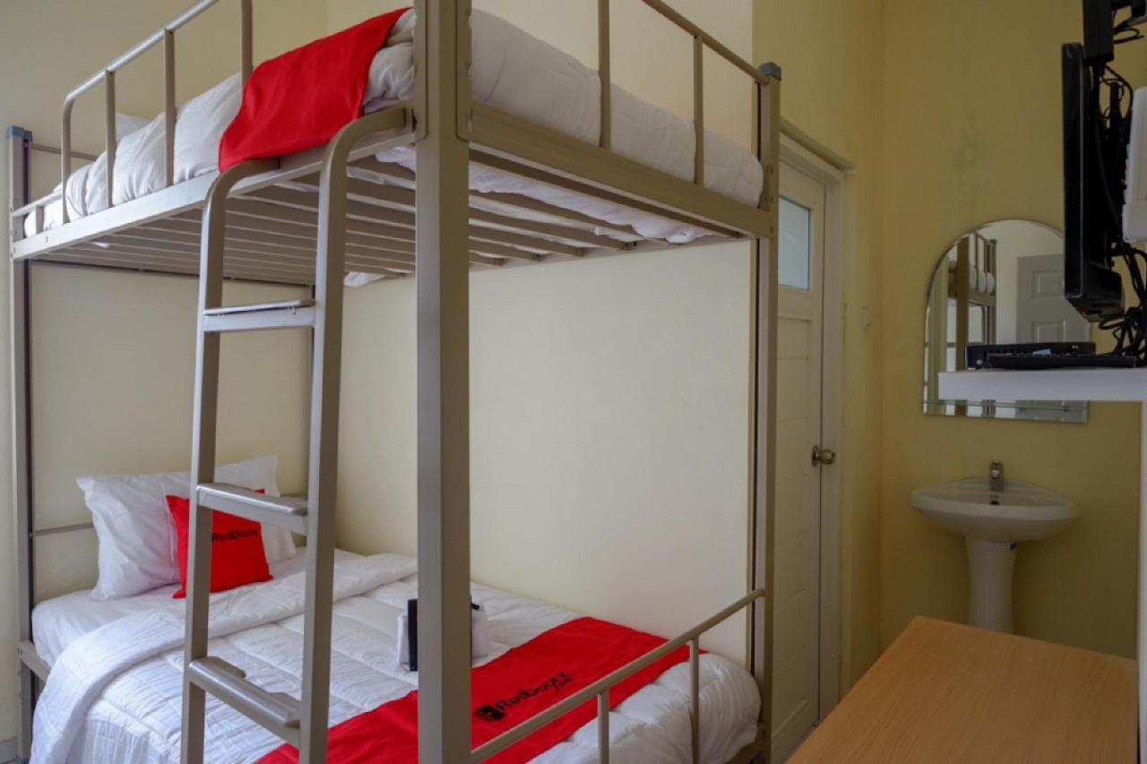 RedDoorz Hostel near Kota Lama Semarang Esterno foto