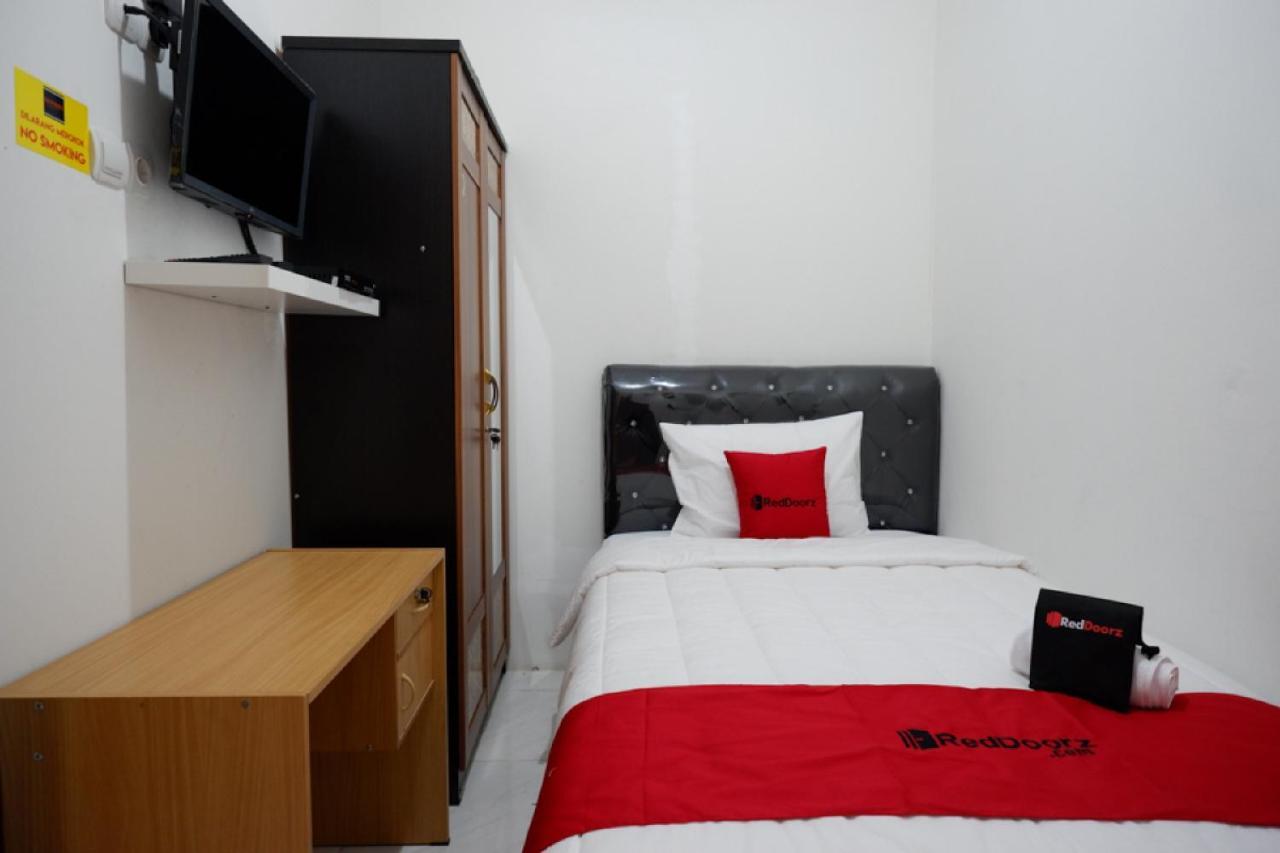 RedDoorz Hostel near Kota Lama Semarang Esterno foto